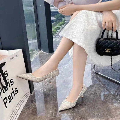 ‎ حذاء نسائي بكعب عالي باللون الفضي