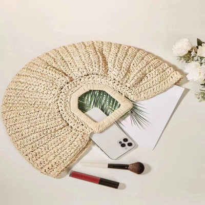 ‎ شنطة نسائية بتصميم أنيق بلون بيج