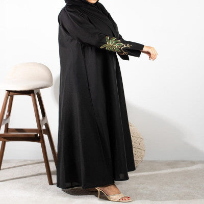 ‎ عباية نسائية بتصميم أنيق بلون أسود