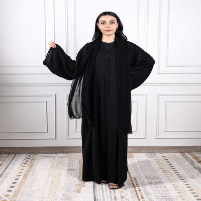 ‎ عباية نسائية باللون الأسود