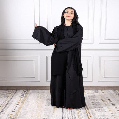 ‎ عباية نسائية بتصميم أنيق أسود