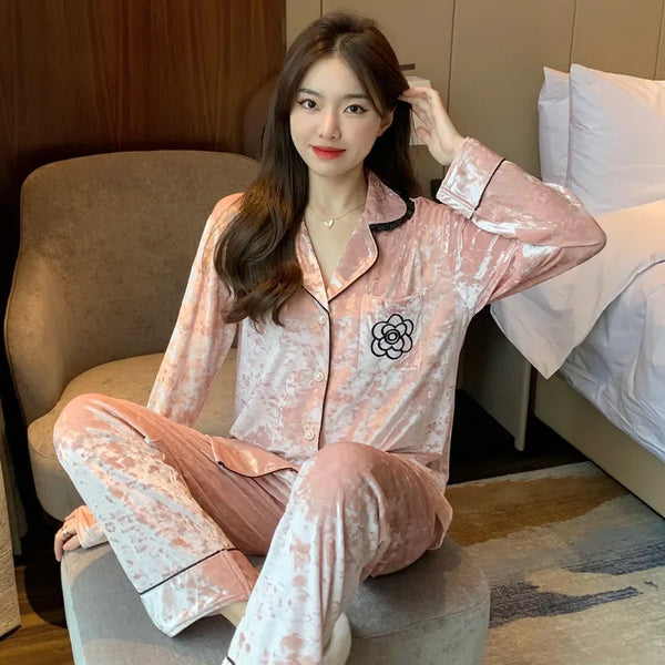 بجامة نوم فاخرة من المخمل الذهبي بأكمام طويلة