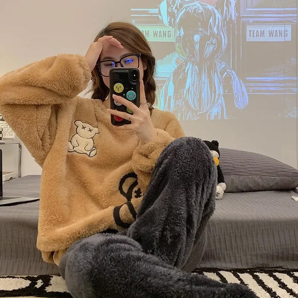 طقم بيجامة نسائي شتوي من الفلانيل السميك – بتصميم كارتوني لطيف ودافئ بأكمام طويلة