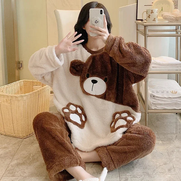 طقم بيجامة نسائي شتوي ناعم – مقاس واسع بتصميم كارتوني لطيف ودافئ لفصلي الخريف والشتاء